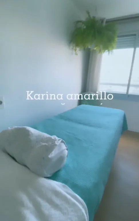 Camilla junto a la ventana